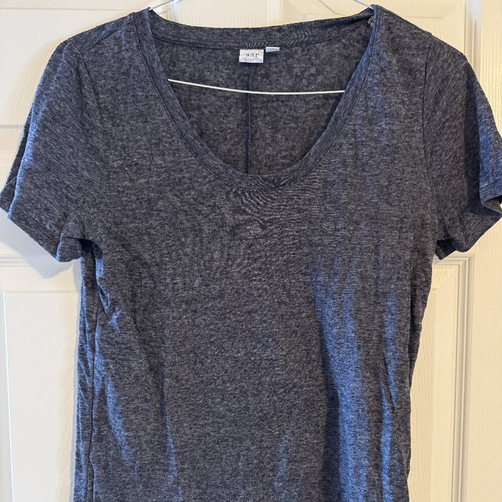 GAP Womens T - Shirt. Light material